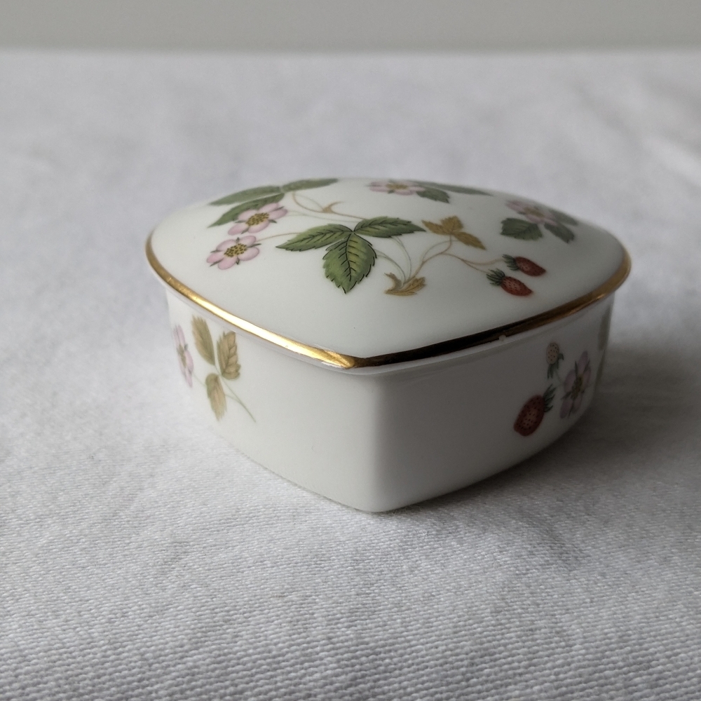 Wedgwood Wild Strawberry Bone China Small Heart Box & Lid Gold Rim Discontinued - Picture 9 of 11